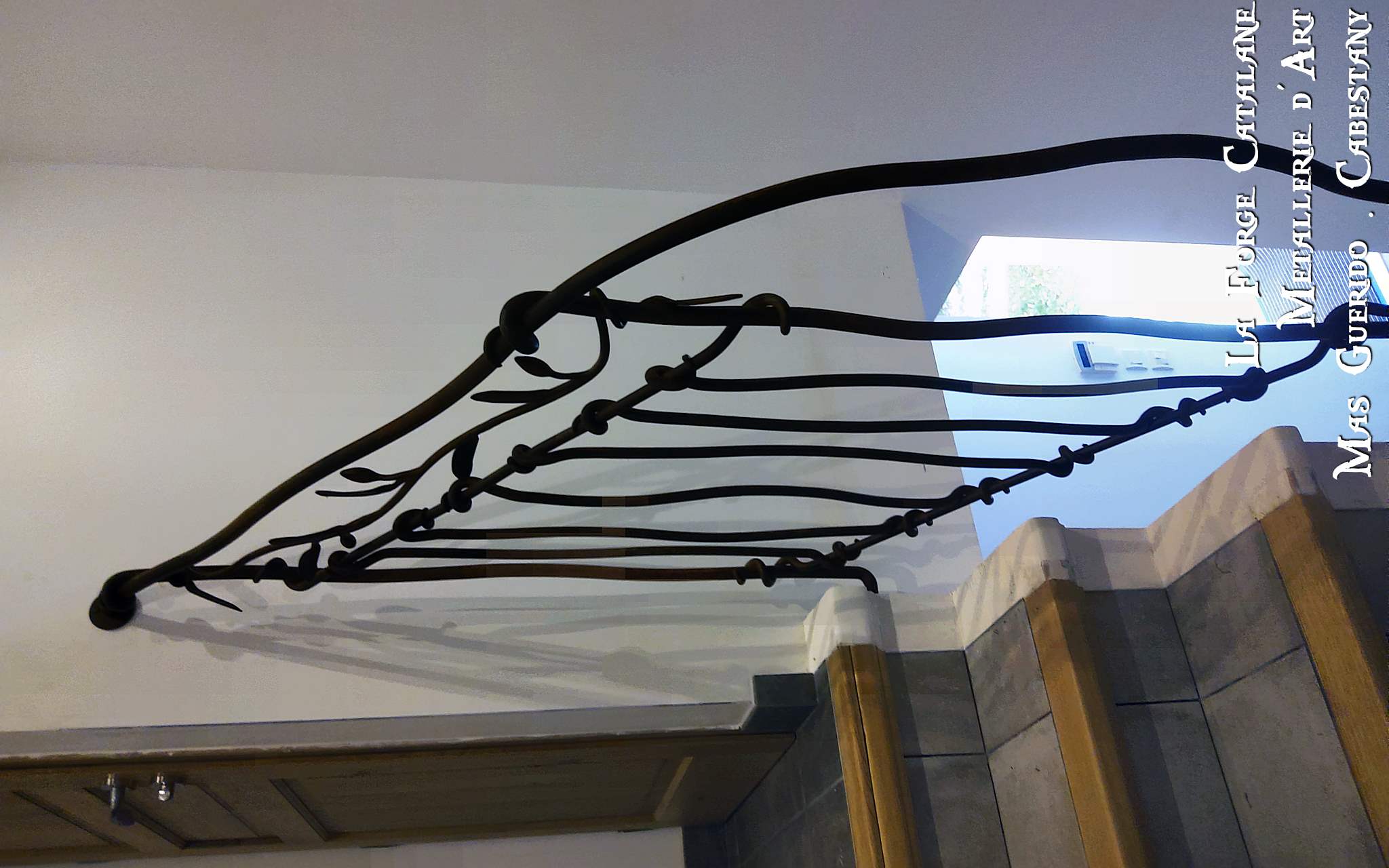 rampant main courante et barreaudage effet tordu avec frise olives et feuilles olivier forge catalane.jpg